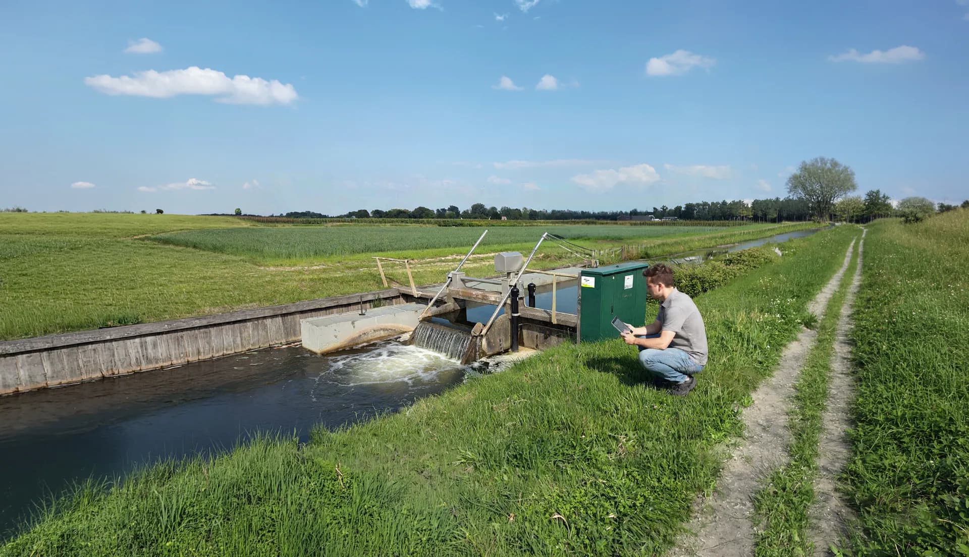 Adviseur werkt buiten aan een technisch project